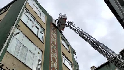 Beyoğlu'nda çatıdan düşen kiremitler park halindeki araca hasar verdi