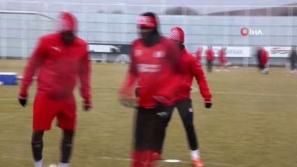 Sivasspor sağanak yağmur altında çalıştı