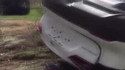 Cipleri taşıyan tır yoldan çıktı, sıfır araçlar tarlaya savruldu