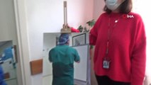 Kadın doktor hastane koridorunda pandemi de yaşananları açtığı sergi ile anlattı