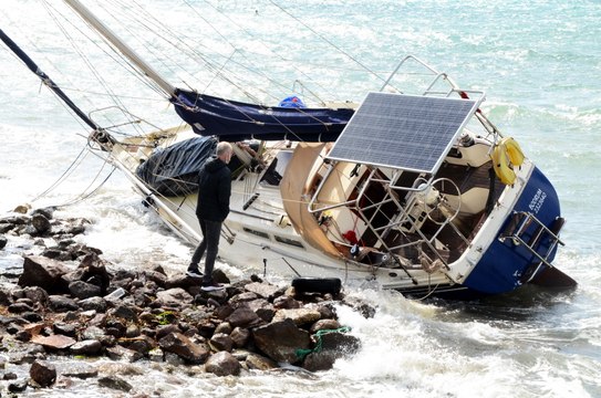 Bodrum’da fırtına tekneleri karaya sürükledi