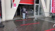 Son dakika haberi: AMSTERDAM - Hollanda seçimlerinde oy verme işlemi devam ediyor - Seçmenler oy kabinine bisikletleriyle geldi
