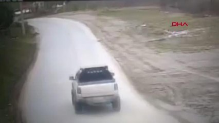 SAKARYA Kamyonet ile otomobil çarpışması kamerada