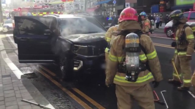 경기 부천에서 SUV 차량 화재...출근길 도로 정체 / YTN