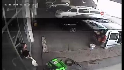 Fırtınanın sanayideki çatıları uçurduğu anlar kameralara yansıdı