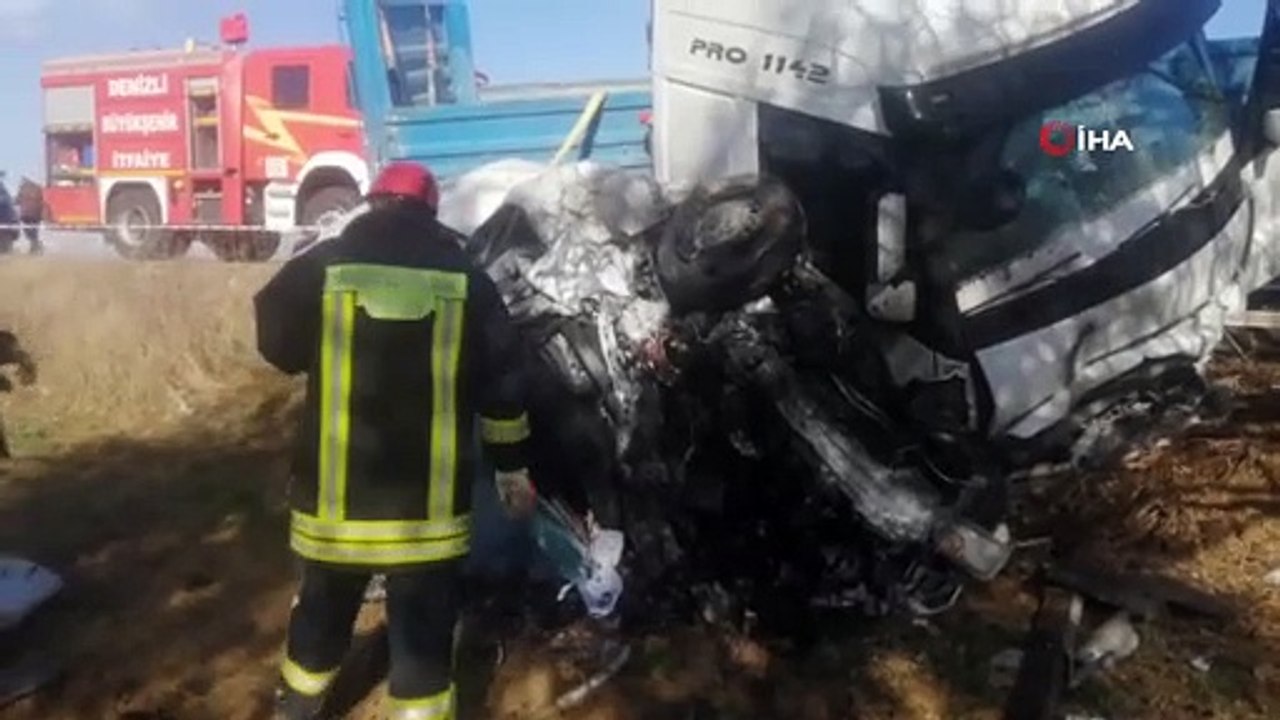 Hatalı sollama yapan tırın karşıdan gelen otomobili ezdiği feci kaza kamerada