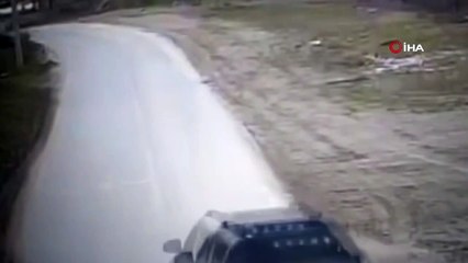 Otomobil ile pikabın kafa kafaya çarpıştığı kaza kamerada