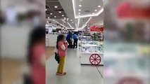 Người phụ nữ đưa bé gái vào siêu thị trộm đồ