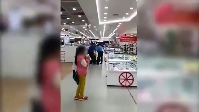 Người phụ nữ đưa bé gái vào siêu thị trộm đồ