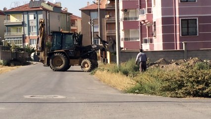 İş makinesi kullanan adam bu işi biliyor