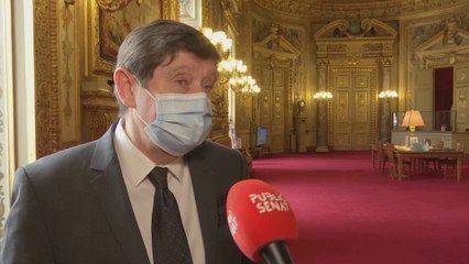 Vaccins: "On pourrait imaginer que le gouvernement vienne s'expliquer devant le Parlement"