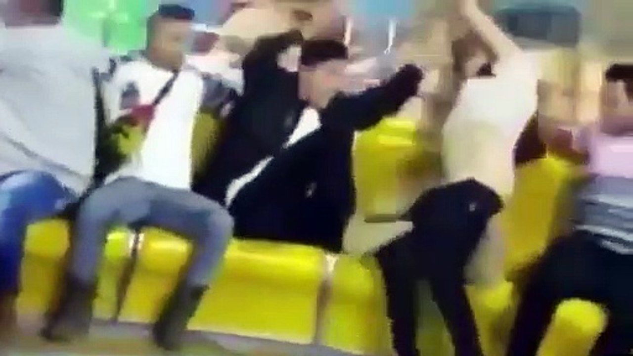 Elle perd son pantalon dans un manège et son mari essaie de le remonter... tellement drole