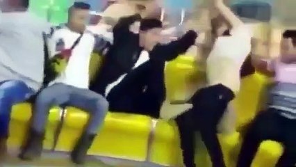 Elle perd son pantalon dans un manège et son mari essaie de le remonter... tellement drole