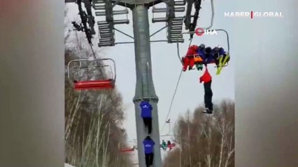 Telesiyejde asılı kalan turist yere böyle çakıldı