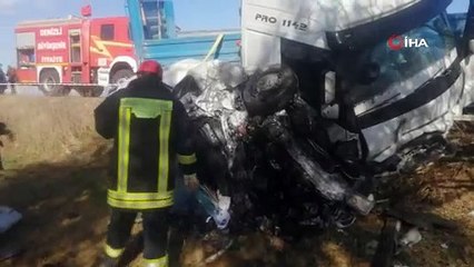 Hatalı sollama yapan TIR'ın karşıdan gelen otomobili ezdiği feci kaza kamerada