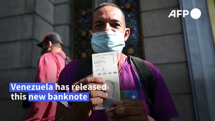 Venezuelans withdraw money and get new 200K-bolivar note, worth only $0.1 cents