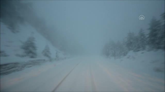 Kar ve tipi nedeniyle kara yolunda mahsur kalan 9 kişi kurtarıldı