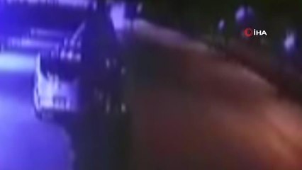 Minibüs, yolun karşısına geçen yayaya böyle çarptı