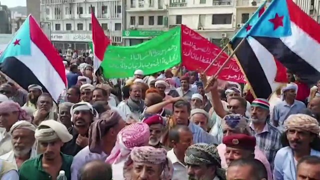 Yemeni protesters rally outside the presidential palace