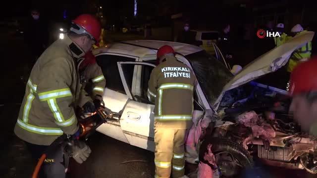 Aşırı hız yapan otomobil duvara çarptı: Ekipler sürücüyü kurtarmak için zamanla yarıştı