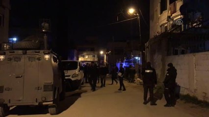 4 katlı binanın çatısından düşen 2 genç ağır yaralandı