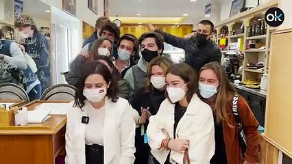Ayuso a los estudiantes que la vitorean: "¡Ya sabéis, a pelear por España!"