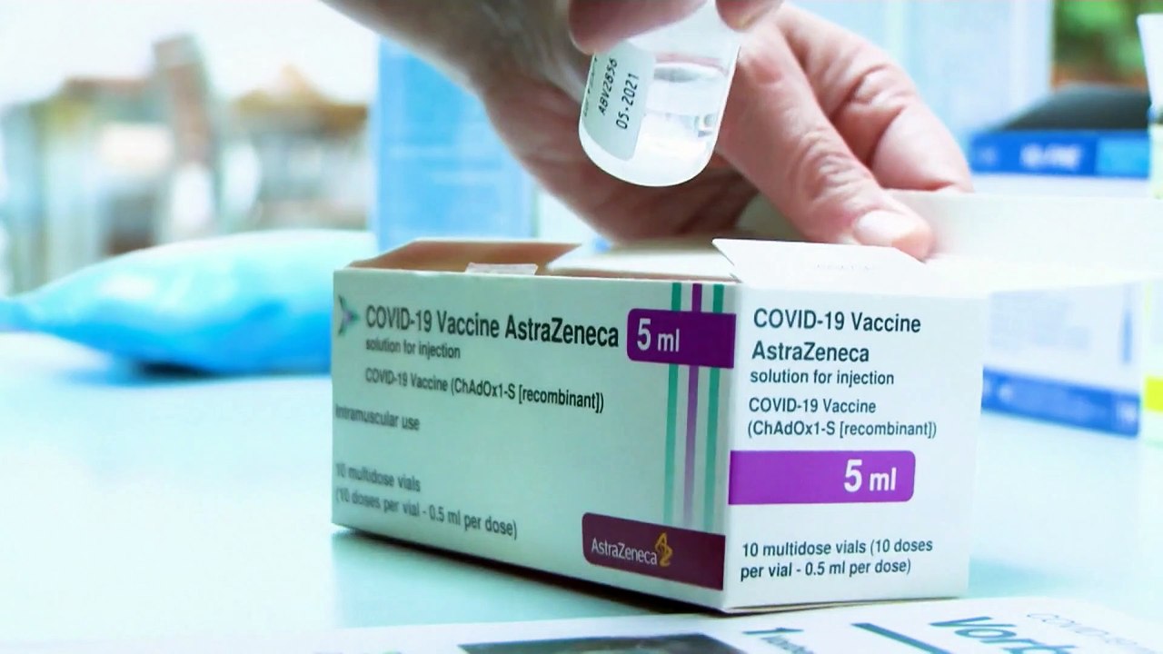 Εμβόλιο AstraZeneca: Σε αναμονή του ΕΜΑ η Ευρώπ...