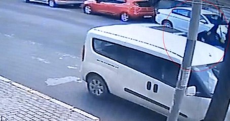 Son dakika... Avcılar'da feci kaza, araba çarpan kadının havaya savrulması kamerada