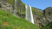 جمال شلالات آيسلندا الساحرة يخطف أنظار السياح