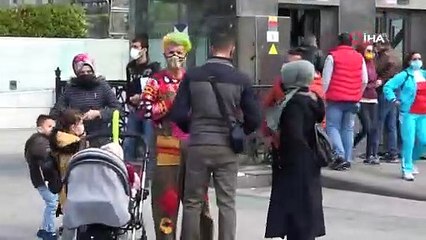 Turistleri para için tehdit eden palyaço gözaltına alındı