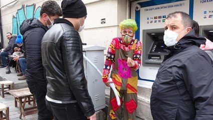 Kendisiyle selfie çekenlerin verdiği parayı beğenmeyen palyaçodan tehdit: Kalabalık olmasaydı bırakmazdım sizi