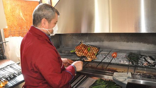 Menüsüne vücut direncini yükselten bıldırcın etini ekleyen kebapçı, şimdi siparişleri yetiştiremiyor
