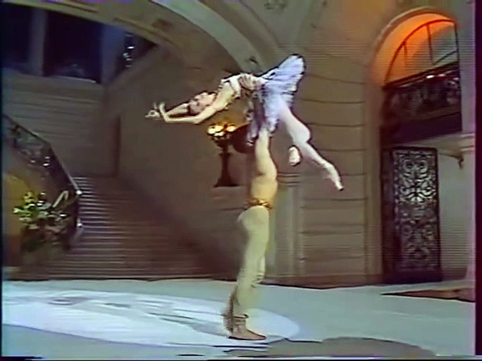 Patrick Dupond, 19 ans, danse dans "Le Corsaire" avec Sylvie Guillem