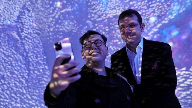 İmamoğlu, Refik Anadol’un sergisini gezdi