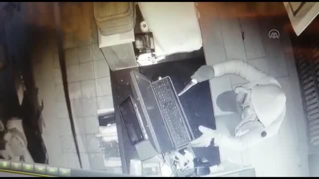 İnegöl'de gıda işletmesine giren hırsız kasayı açamayınca sadaka kutusunu çaldı