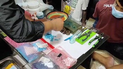 PABRIK EKSTASI RUMAHAN DIGEREBEK POLISI