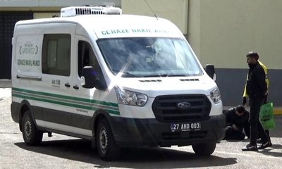 Benzinle ateşi tutuşturmak isterken kendini yaktı