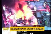 Incendio de grandes proporciones consume almacén de reciclaje en Huachipa