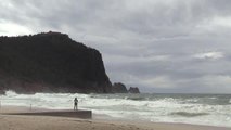 Son dakika haber! Alanya'da şiddetli rüzgarla oluşan yüksek dalgaların etkisiyle sahile vuran 3 caretta carettadan biri öldü
