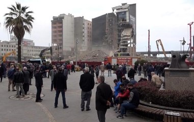 Son dakika haberleri | Binaların yıkılmasını film izler gibi izliyorlar