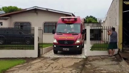 Vítima é socorrida após sofrer queda no Bairro Coqueiral