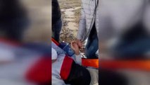 Sağlık ekipleri köyden sedyeyle aldıkları hastayı 2 kilometre uzakta bekleyen ambulansa taşıdı