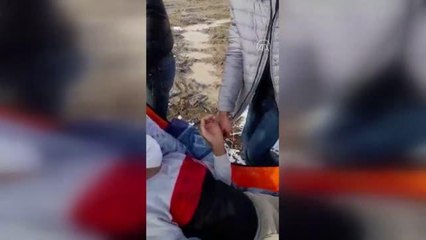 Tải video: Sağlık ekipleri köyden sedyeyle aldıkları hastayı 2 kilometre uzakta bekleyen ambulansa taşıdı