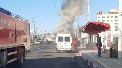 Seyir halindeki minibüs alev alev yandı
