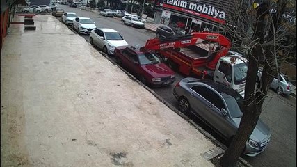 ANKARA-Savrulan vinç, park halindeki 2 otomobile çarptı