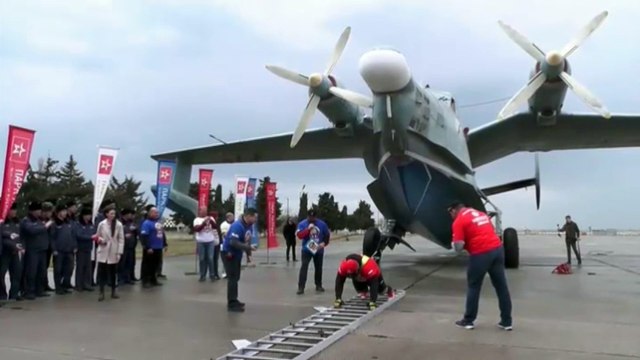 Un levantador de peso ruso logra un record tras arrastrar un avión militar sólo con su cuerpo