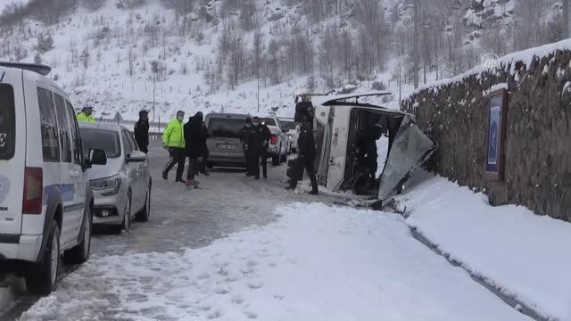 Endonezyalı turistleri taşıyan midibüs devrildi: 25 yaralı