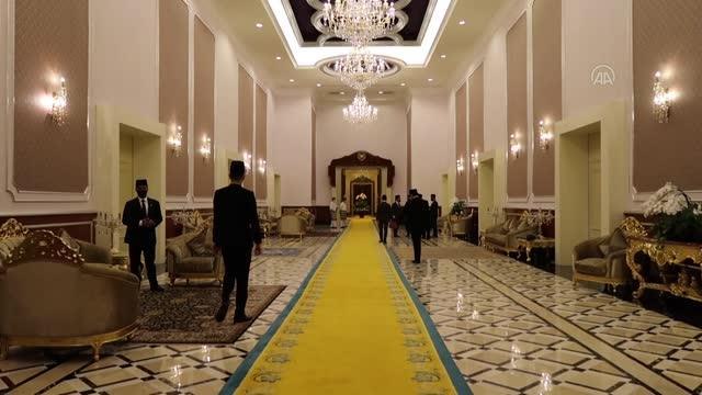 Son dakika haberleri: KUALA LUMPUR - Büyükelçi Kavakcı, Malezya Kraliçesi'ne Emine Erdoğan'ın hediyelerini iletti