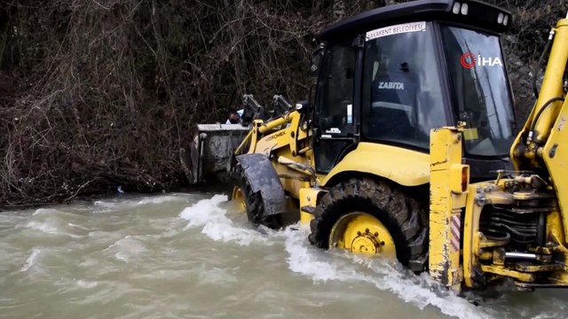 Dere kenarında mahsur kalan köpeğin imdadına belediye ekipleri yetişti