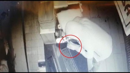 Kasayı bıçakla açamayınca sadaka kutusunu alıp gitti